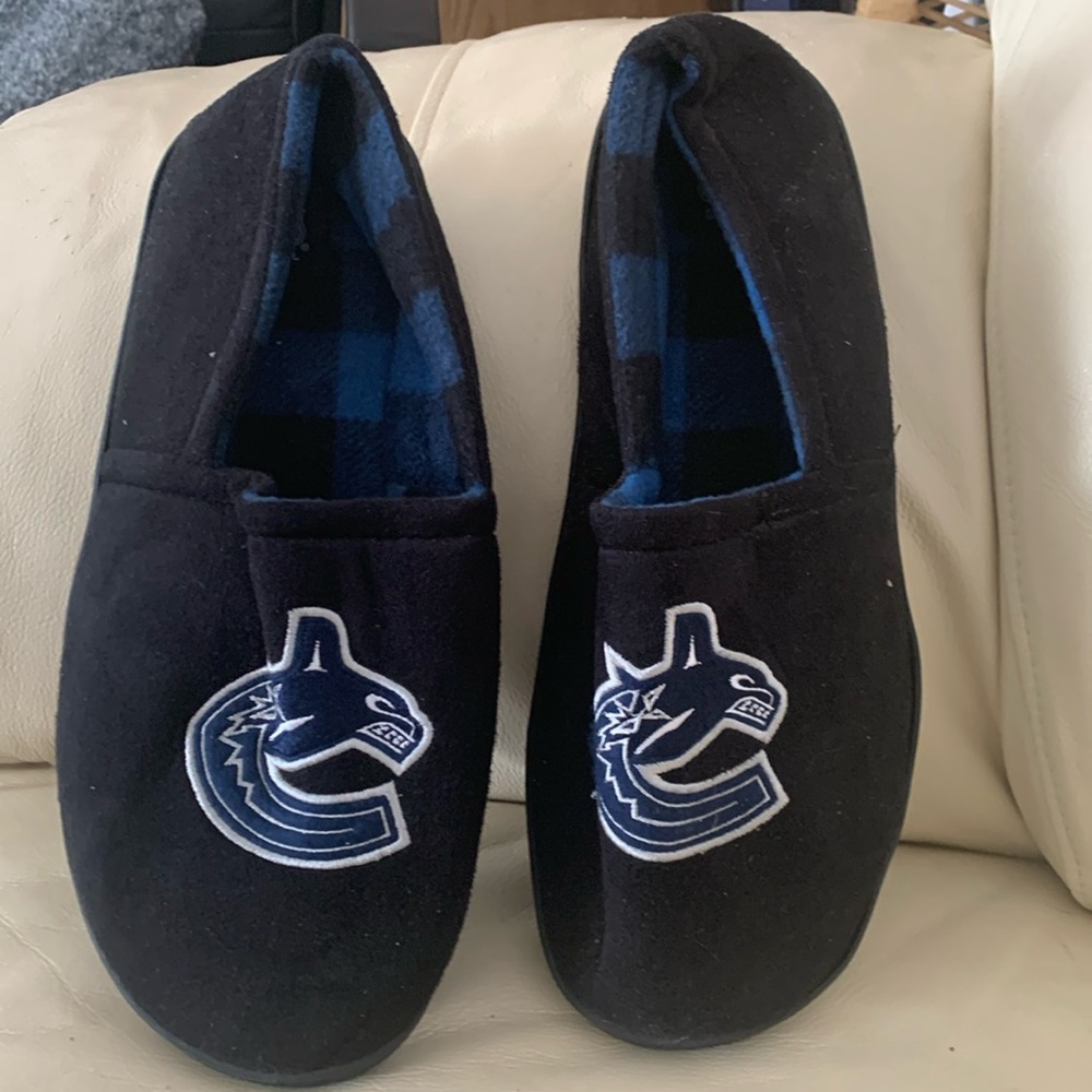 Brand new never worn Vancouver Canucks slippers. NHL branded. Size 13-14.